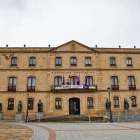 Sobre estas líneas, fachada principal de la Diputación Provincial de Soria.