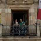 Los Jurados de San Juan, Isabel García y Mariano Martín, en el balcón del Ayuntamiento. ANA RENTA