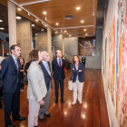 Inauguración de la exposición con la artista Silvia Olabarría (en la imagen junto a Carlos Zurita).
