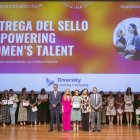 Foto de familia de la ceremonia tras la entrega del premio a Caja Rural de Soria.