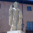 Estatua de San Pedro de Osma en El Burgo, erigida en 2001.