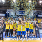 Los canarios levantando el trofeo.