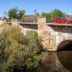 Puente de piedra sobre el río Duero. - MARIO TEJEDOR