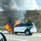 Vehículo en llamas de la Guardia Civil de Tráfico.