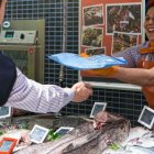 Trabajadora de Lupa en la sección de pescadería.