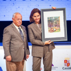 Samantha Vallejo-Nágera recibe el reconocimiento de Gonzalo Santoja, consejero de Cultura y Turismo de la Junta de Castilla y León.