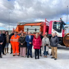 La consejera de Movilidad  y autoridades regionales y locales en la inauguración del parque de maquinaria en Soria.