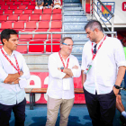 Álex Huerta junto con el director general Eduardo Rubio y el responsable de marketing Javier del Pino.