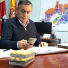 El alcalde de El Burgo de Osma, Antonio Pardo, agradece el "alto índice de participación" arropando la candidatura de la villa en la promoción de Ferrero Rocher, que ha hecho que se pudiera pasar de fase, a la vez que anima a seguir votando a El Burgo.