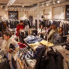 Los escaparates lucen descuentos de hasta el 50%