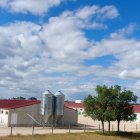 Exterior de una granja de ICPOR.