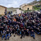 Gente bebiendo en porrón batiendo el Récord Guinness.