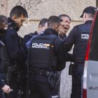 Cuatro policías durante la intervención producida en la mañana del martes