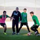 Javi Moreno y su equipo en el regreso a los entrenamientos del Numancia tras el parón navideño.