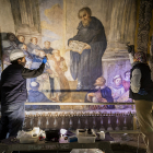 Intervención de los restauradores en las pinturas de la bóveda de la capilla de San Saturio.