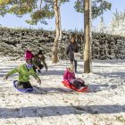 Trabajos de limpieza y diversión en calles llenas de nieve