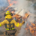 Un bombero forestal con una antorcha por goteo realiza una quema controlada en Sierra Cebollera.