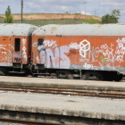 Imagen de archivo de unos vagones repletos de grafitis.