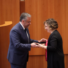 Carlos Pollán entrega la medalla acreditativa a la ya procuradora por Soria Judith Villar.