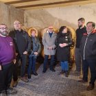 Miguel Latorre con los jóvenes aprendices en la bodega de Villálvaro (Soria)