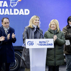 La senadora Paloma Martín durante su intervención en Soria rodeada de dirigentes populares de las provincia.