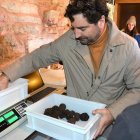 Clasificando trufas de un lote para sacar a subasta