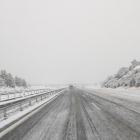 Nieve en la A-15 en la zona de Lubia este sábado tras el paso de las quitanieves.