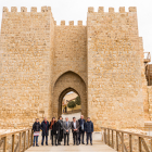 Miembros del Consejo de Cuentas y del Ayuntamiento de Almazán, en la visita a las murallas.