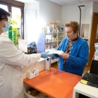 Una usuaria recoge la medicación semanal en la farmacia rural de Valdeavellano de Tera.