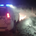 La Guardia Civil atiende a los atrapados por la nieve.
