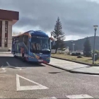 El autobús del Grupo Herce Río Duero Soria estrena rotulación para su viaje a Almería. La imagen del equipo de voleibol se renueva de cara al último encuentro de la fase regular de la Superliga.