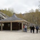 Visitantes entrando a La Fuentona por el punto de información.