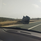 Vehículo volcado sobre su lateral en el accidente de tráfico de la N-111 entre Garray y Soria.