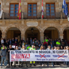 Trabajadores a las puertas del Ayuntamiento de Soria.