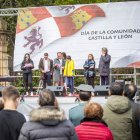 Dos escolares leen el Preámbulo del Estatuto de Autonomía en el acto institucional.
