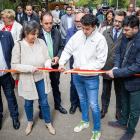 Mamen Barrios y David Guisande, esposa e hijo del fotógrafo Valentín Guisande, en el acto de inauguración de la feria de caza de Almazán.