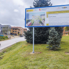 Cartel de las obras de la segunda fase de travesías colocado en la carretera de Logroño esta semana.