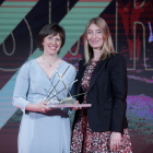 Edurne Orte recogiendo el galardón con el que la Federación premia al Cross de Soria.