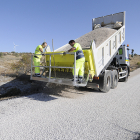 Trabajadores del departamento de Vías y Obras arreglando una de las carreteras.