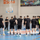 Jordi Lluelles charla con sus jugadores antes de un entrenamiento de esta semana.