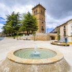 Imagen de la fuente con el Palacio de los Condes de Gómara al fondo.