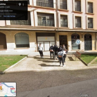 Varios jóvenes enseñan el culo al paso de Google Maps por la calle Doctrina de Soria.