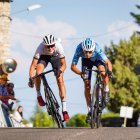 Dos ciclistas durante una etapa de la ronda júnior.