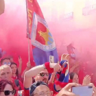 La afición del Numancia sigue fiel al equipo y, aun con entradas limitadas, ya toma las calles de Yecla para animar a los rojillos de cara al partido definitivo por el ascenso ante el Yeclano. Los aficionados ya han recibido al autobús del Numancia tras varios minutos previos de cánticos. Bengalas, bufandas al viento y muchas ganas de que el balón rueda ya en el estadio de La Constitución. Este es el vídeo de la llegada.