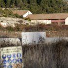 Estructura y cartel de obras abandonados en el recorrido Langa-Aranda. HDS