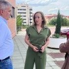 Antón, Del Pino y Rey frente al Centro de los Alimentos.