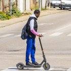 Un joven con un patinete en una calle de Soria.