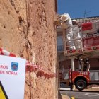 Bomberos de la Diputación retiran un enjambre en Osma el pasado verano.