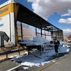 Los bomberos sofocan un incendio en un tráiler cargado con material de construcción.