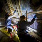 Detalle de cómo se están restaurando los frescos.